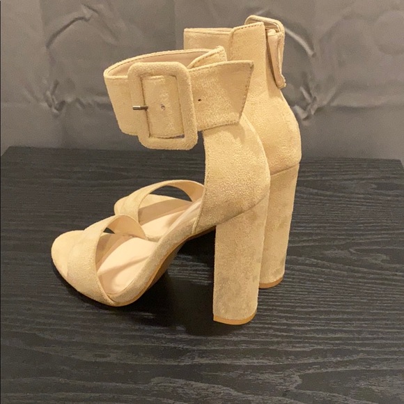 PrettyLittleThing 4.5in nude block heels size 6. - Picture 2 of 4